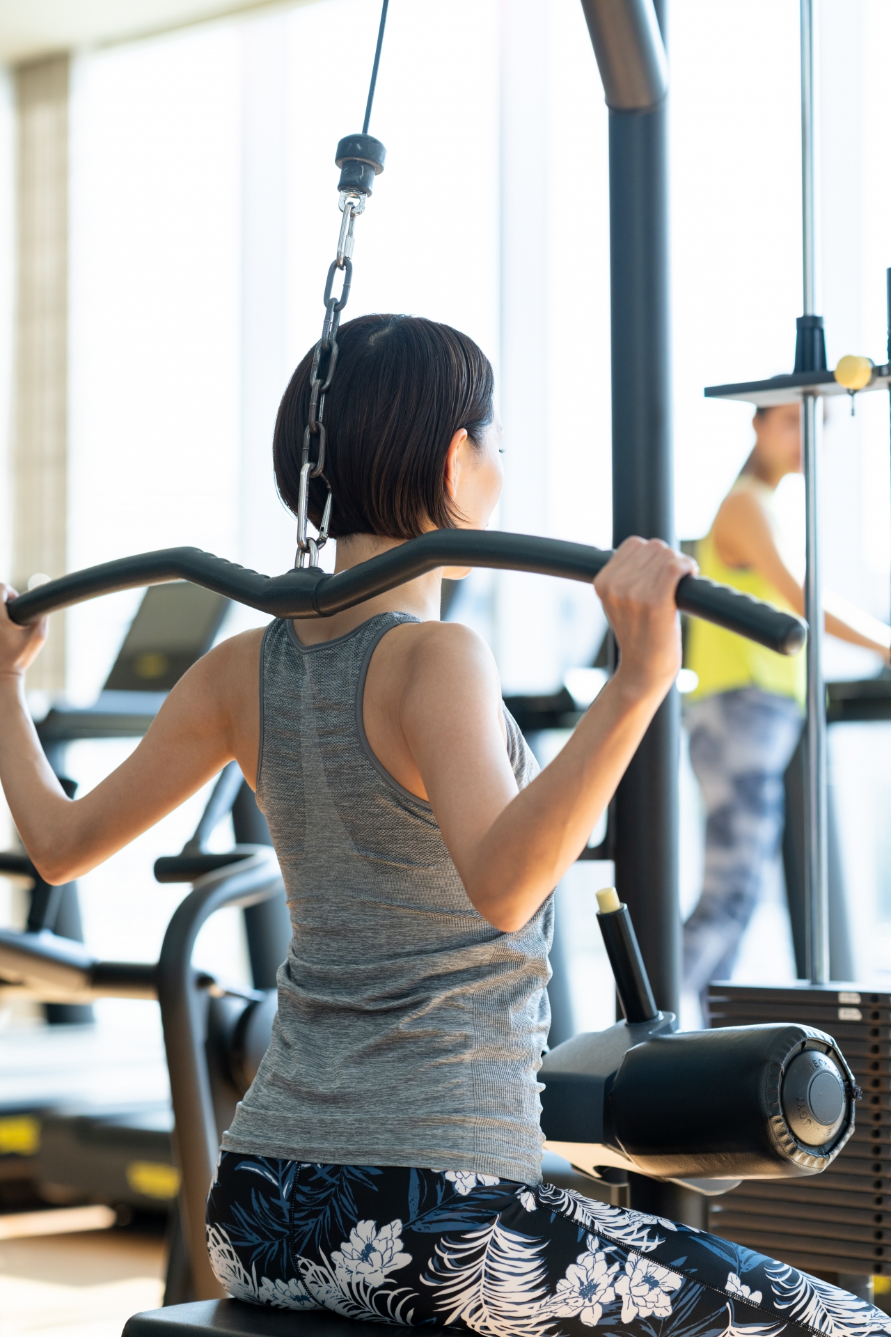 美しさは背中で語る。骨盤で育てる。　― 姿勢を変えれば、顔も肌も印象も変わる。