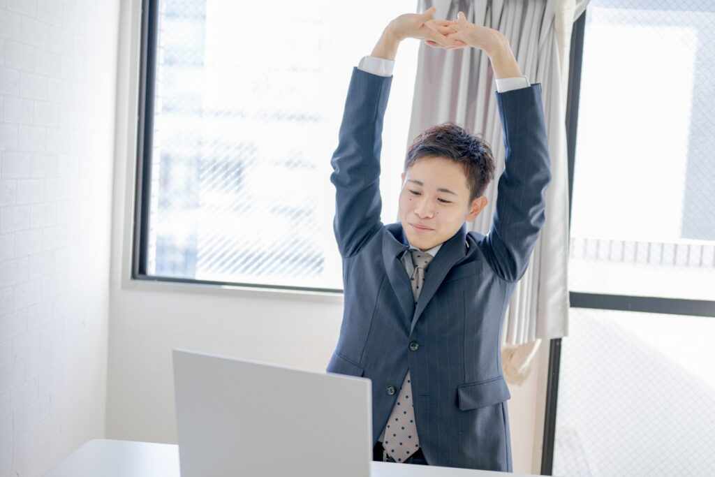 デスクワーカーがストレッチしている